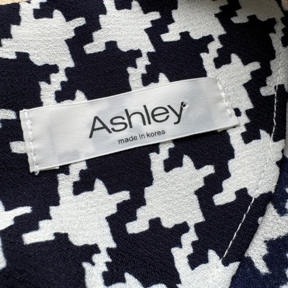 Houndstooth Zip Back Blouse - Picture 4 of 4